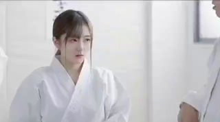 拉丁裔少女Lia Ponce口交并接受面部射精